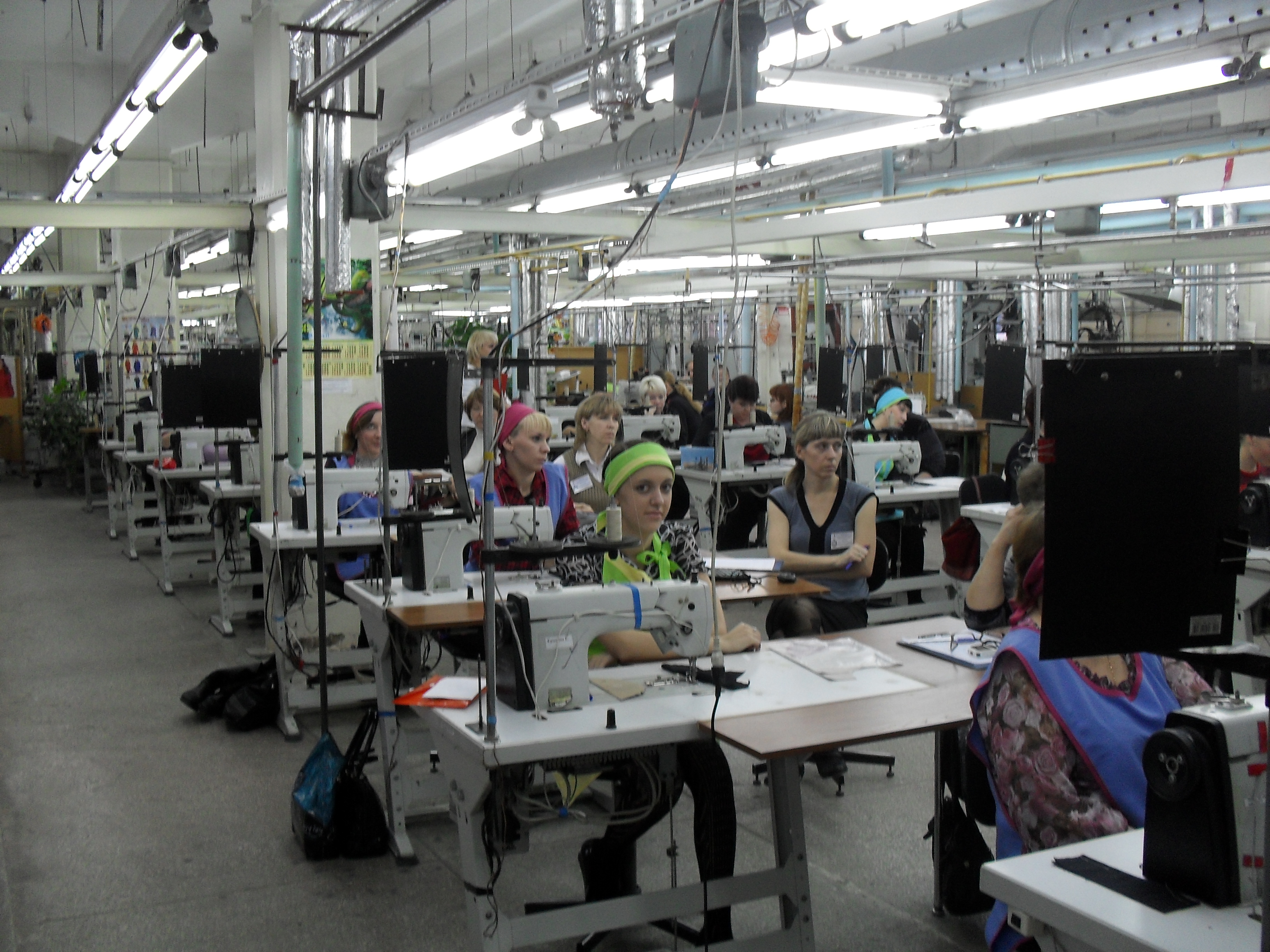 «Синар» разрабатывает, производит и реализует мужскую и женскую верхнюю одежду и классический мужской костюм, используя в производстве современное высокотехнологичное оборудование и самые передовые технологии.